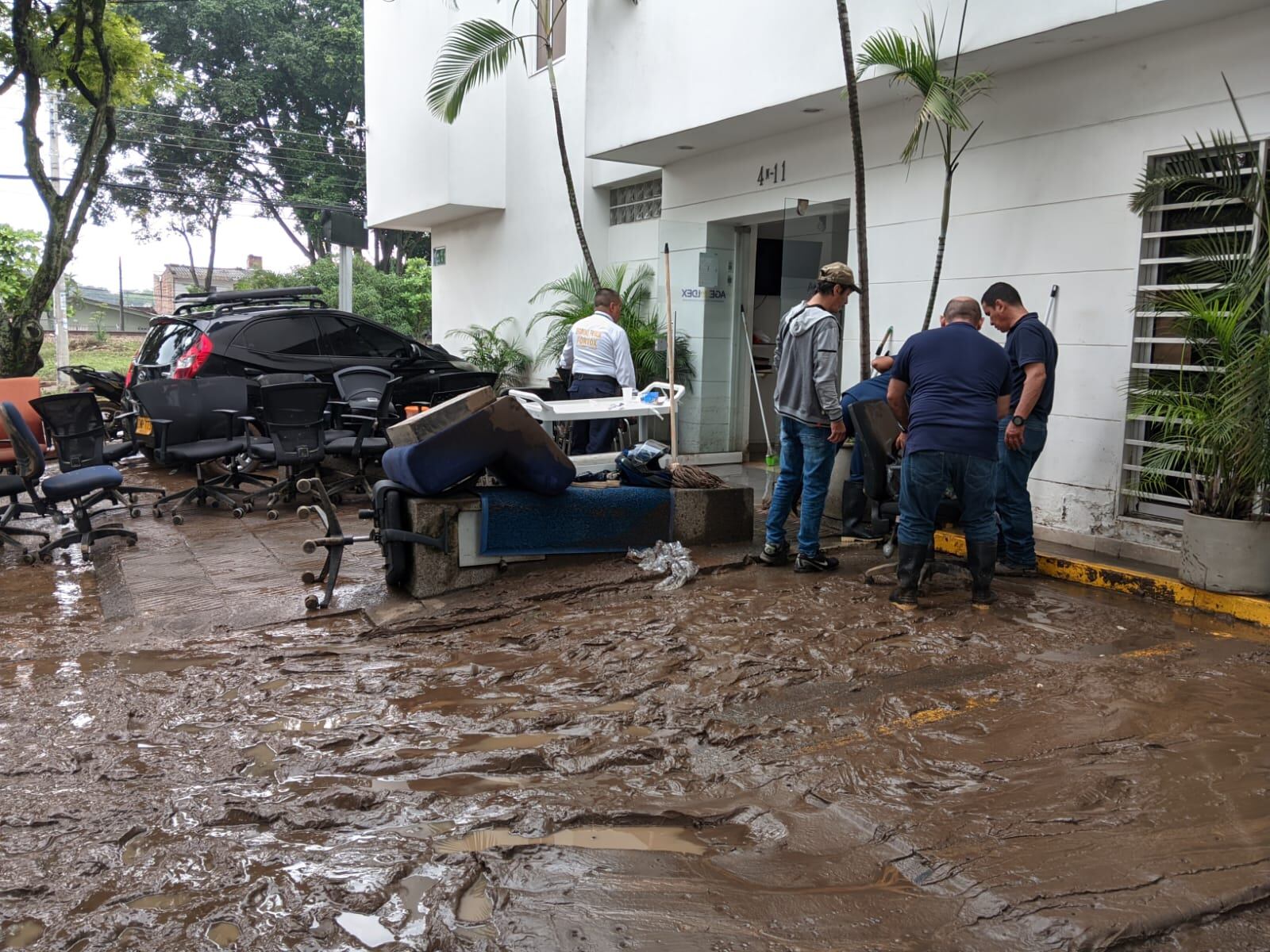 Comerciantes del barrio la Flora sobre la calle 44 norte, también se vieron afectados. Las calles amanecieron con barro y escombros.