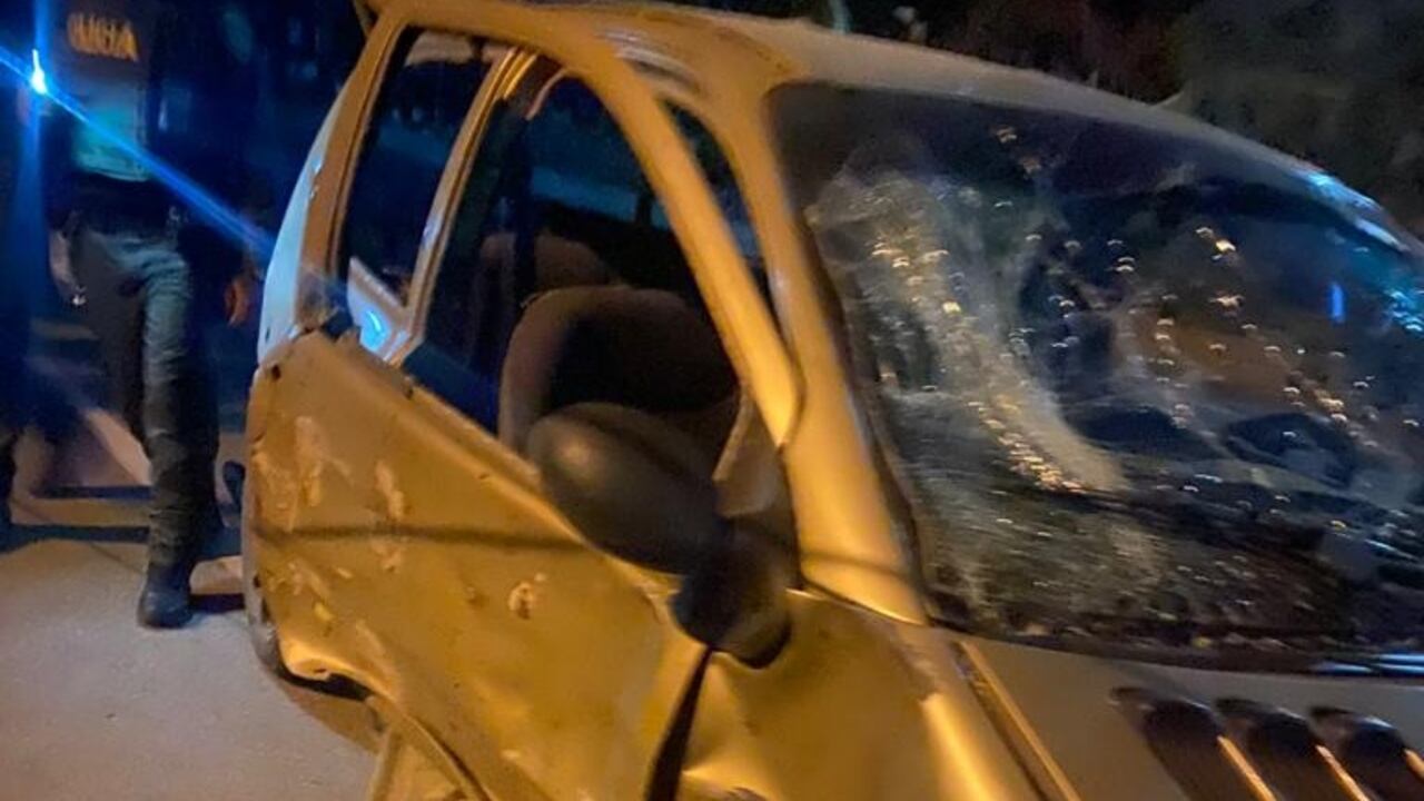 Las dos personas que se movilizaban en este vehículo sufrieron heridas ocasionadas por la onda explosiva.