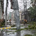 Líneas eléctricas caídas, metal y ramas de árboles ensucian una calle después de que el huracán Ian azotara Pinar del Río, Cuba, el martes 27 de septiembre de 2022.