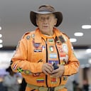 Héctor «El Chino» Méndez, rescatista y fundador de Topos Azteca México, vestido con un mono naranja, llega al Aeropuerto Internacional de la Ciudad de México el 25 de junio de 2026 para viajar a Venezuela y brindar asistencia tras el reciente terremoto que causó graves daños en el país sudamericano.