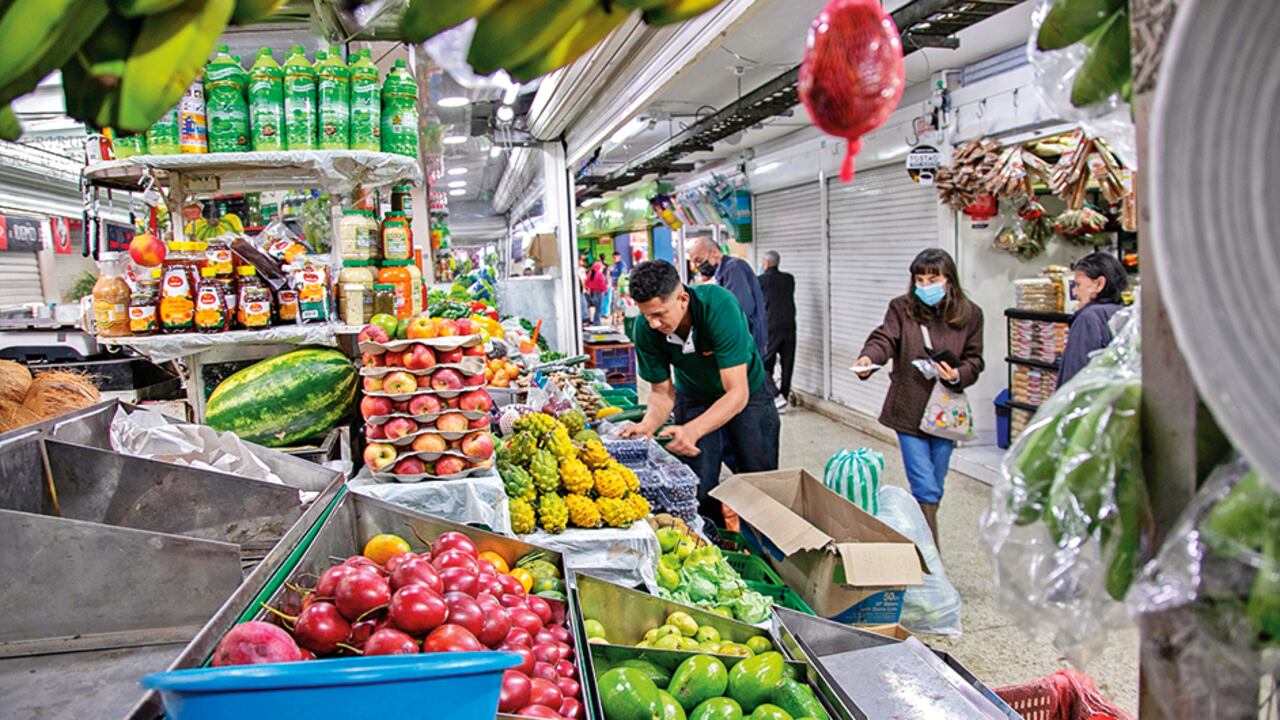 Los colombianos ya están encontrando precios más económicos al adquirir los productos de la canasta familiar. Sin embargo, hay otros costos que no ceden y frenan el consumo.
