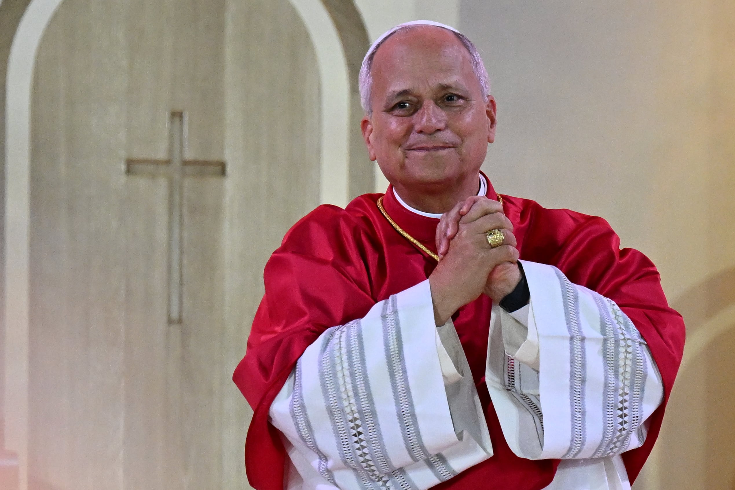 El papa León XIV saluda durante una vigilia de oración con jóvenes en el Stade de France en Saint-Denis, cerca de París.