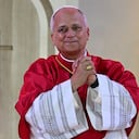 El papa León XIV saluda durante una vigilia de oración con jóvenes en el Stade de France en Saint-Denis, cerca de París.