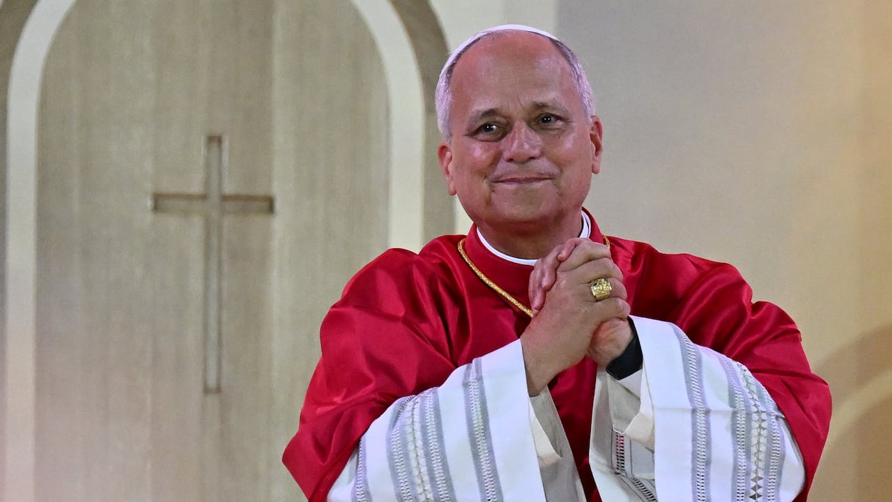 El papa León XIV saluda durante una vigilia de oración con jóvenes en el Stade de France en Saint-Denis, cerca de París.