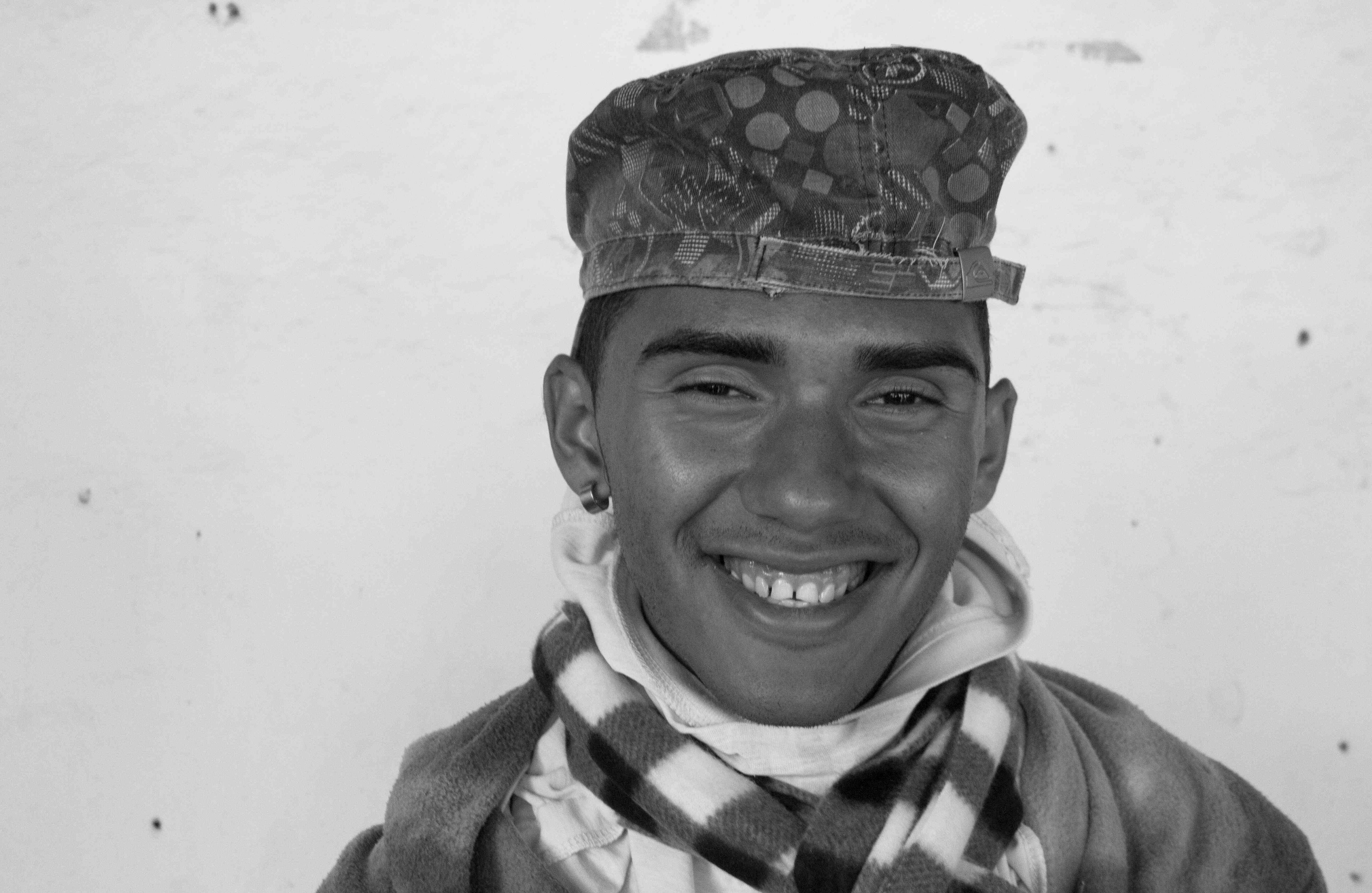 Antonio Quintana: Antonio salió de su casa y no fue capaz de despedirse de su madre. Antonio es bailarín profesional y fue ella quien lo acompañó desde pequeño a los ensayos, le cosió sus trajes y lo impulsó a seguir su sueño. La última vez que hablaron, su madre le pidió que regresara, que ella haría lo que fuera para que nada le faltara, pero Antonio no sufre porque a él le falte algo, sino porque se da cuenta que es a su madre a quien le falta un trabajo, comida, ropa y medicinas. Aspira llegar a Bogotá y conseguir un trabajo estable para mandarle dinero.