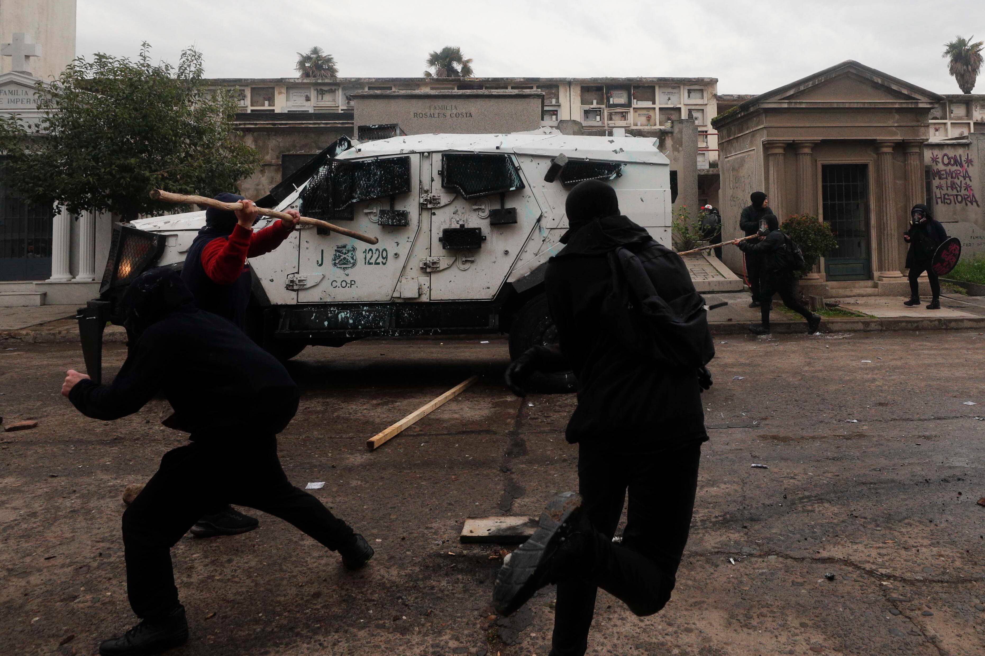 Manifestantes chocan con la policía durante una marcha que conmemora el 50 aniversario del golpe militar de 1973 liderado por el general Augusto Pinochet, en el Cementerio General de Santiago, Chile, el domingo 10 de septiembre de 2023.
