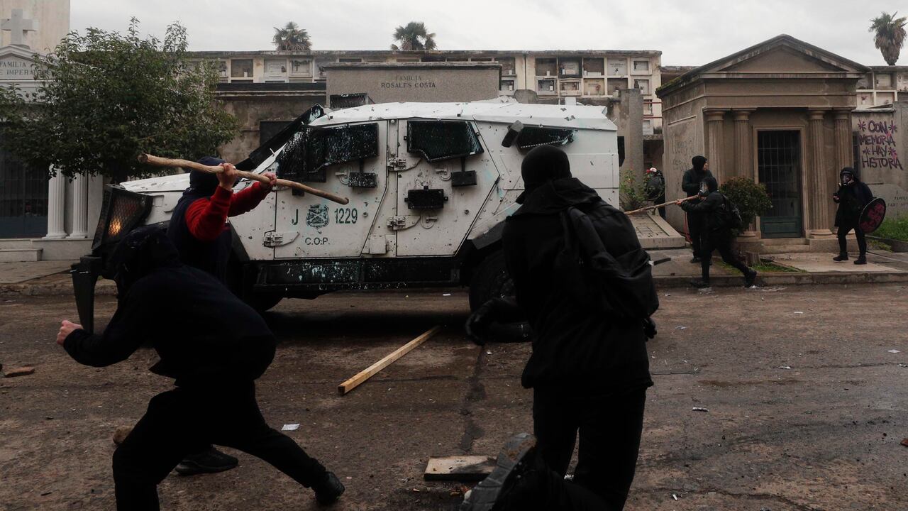 Manifestantes chocan con la policía durante una marcha que conmemora el 50 aniversario del golpe militar de 1973 liderado por el general Augusto Pinochet, en el Cementerio General de Santiago, Chile, el domingo 10 de septiembre de 2023.