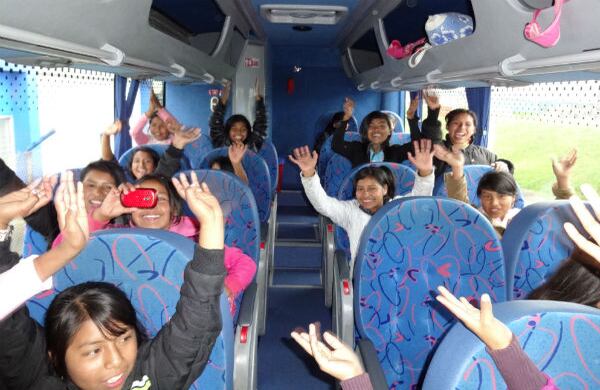 La felicidad en los rostros de los niños y niñas indigenas se ve reflejada en el trayecto a la capital.