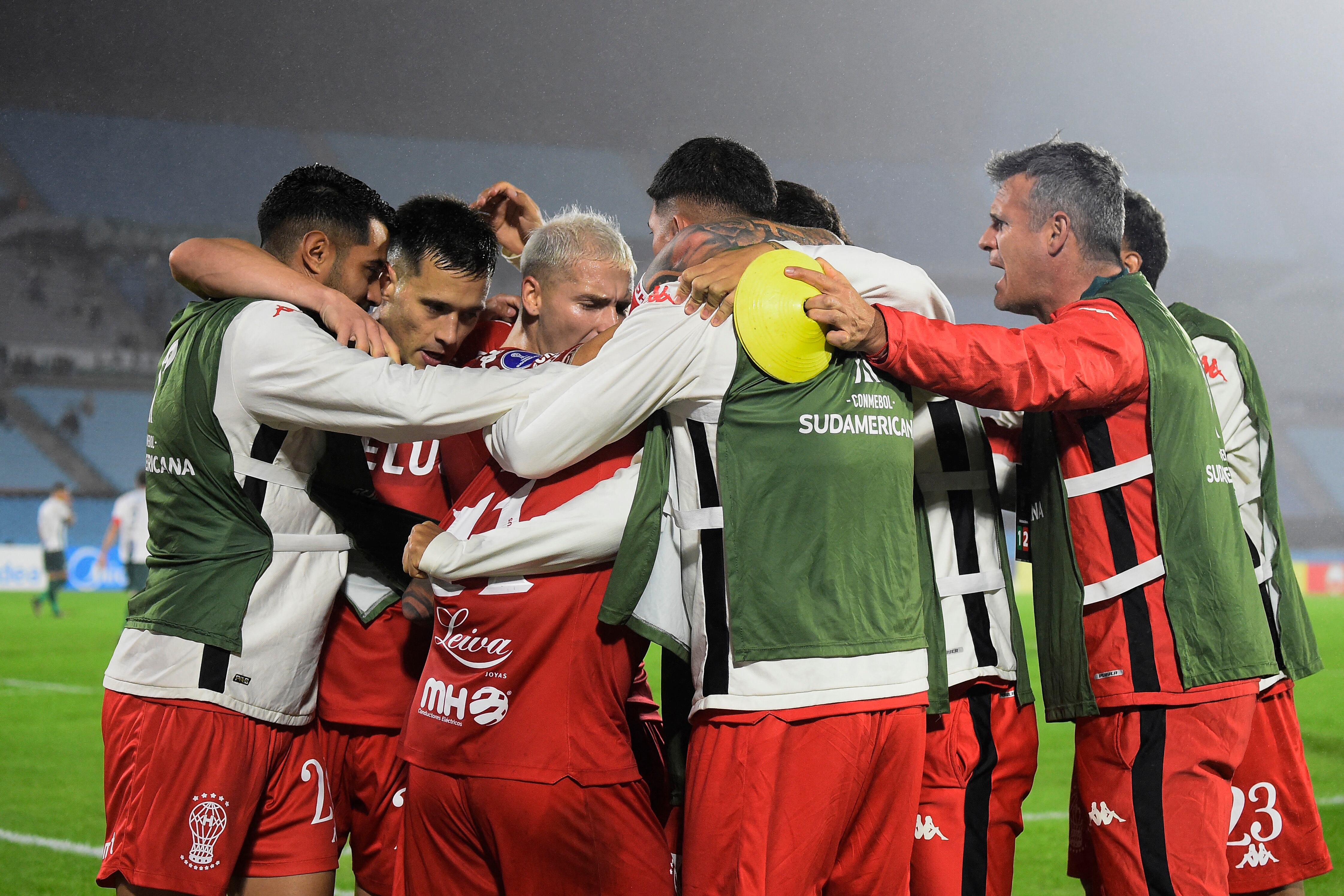 Gran triunfo de Huracán, en Montevideo, ante Racing.