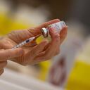 Un farmacéutico llena una jeringa con la vacuna de Moderna contra el Coronavirus. (AP Foto/Virginia Mayo, FILE)