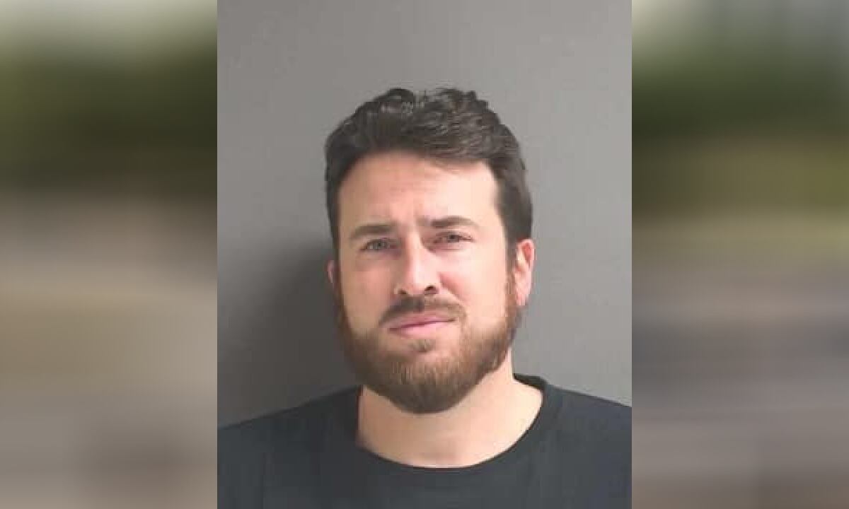 El arresto de  Arin Hankerd, se logró tras la denuncia de la madre de la menor, quien se dio cuenta que el profesor y la alumna tenían relaciones sexuales indebidas desde el pasado mes de enero, y que el hombre le enviaba imágenes explícitas a la menor.