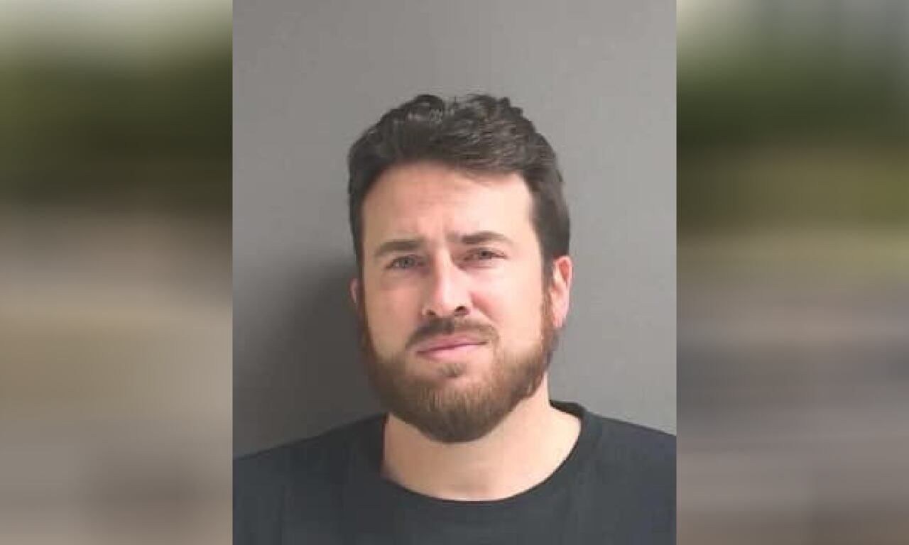 El arresto de Arin Hankerd, se logró tras la denuncia de la madre de la menor, quien se dio cuenta que el profesor y la alumna tenían relaciones sexuales indebidas desde el pasado mes de enero, y que el hombre le enviaba imágenes explícitas a la menor.