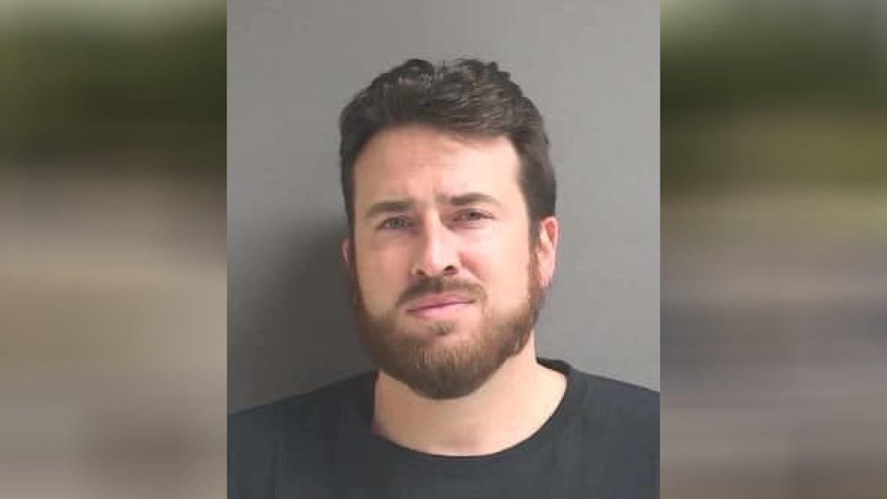 El arresto de Arin Hankerd, se logró tras la denuncia de la madre de la menor, quien se dio cuenta que el profesor y la alumna tenían relaciones sexuales indebidas desde el pasado mes de enero, y que el hombre le enviaba imágenes explícitas a la menor.