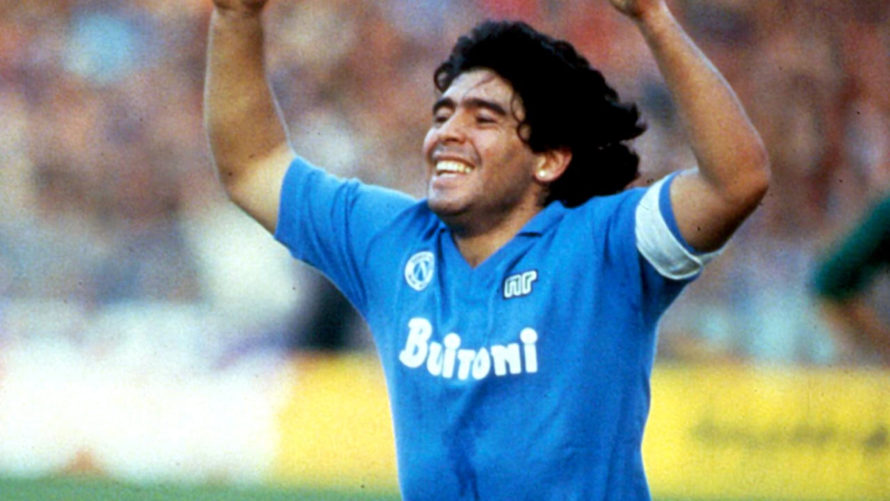 Diego Amando Maradona alcanzó su punto más alto de popularidad en clubes en el Napoli. Foto: @sscnapoliES - Twitter oficial