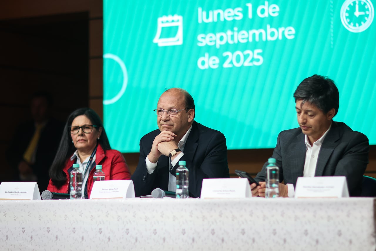 Rueda de prensa de la Ley de financiamiento con el ministro de hacienda, Germán Ávila, los viceministros Carlos Betancourt y Leonardo Pazos y la Dir. de Presupuesto, Martha Hernández.