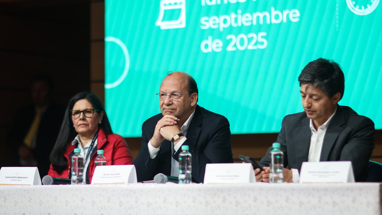 Rueda de prensa de la Ley de financiamiento con el ministro de hacienda, Germán Ávila, los viceministros Carlos Betancourt y Leonardo Pazos y la Dir. de Presupuesto, Martha Hernández.