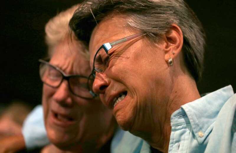 Judy Rettig y Karen Castelloes lloran en una plegaria realizada en la Iglesia Metropolitana de Orlando. Foto: AP. 