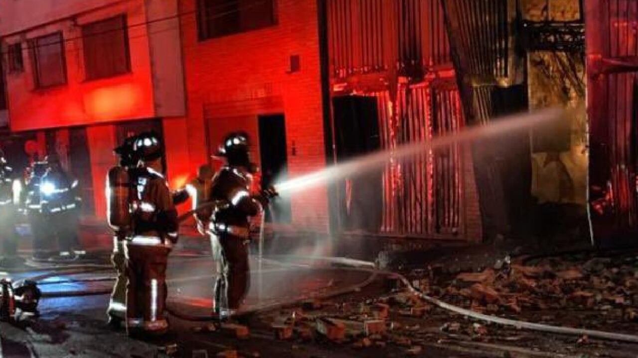 Por más de 4 horas, bomberos de varias estaciones de la ciudad atendieron la emergencia.
