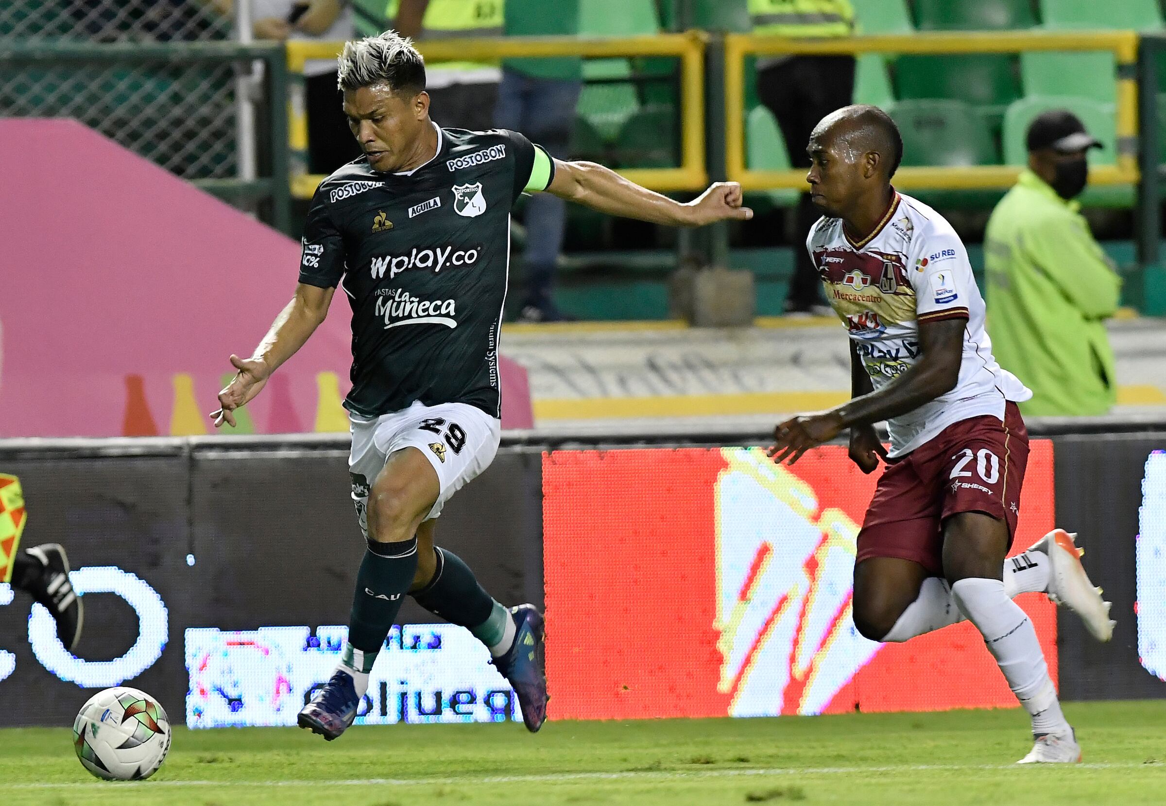 CALI - COLOMBIA, 09-02-2022: Teofilo Gutierrez del Cali disputa el balón con Junior Hernandez del Tolima durante partido entre Deportivo Cali y Deportes Tolima por la final ida como parte de la SuperLiga BetPlay DIMAYOR 2022 jugado en el estadio Deportivo Cali de la ciudad de Palmira. / Teofilo Gutierrez of Cali vies for the ball with Junior Hernandez of Tolima during match between Deportivo Cali and Deportes Tolima for the first leg final as part of BetPlay DIMAYOR SuperLeague 2022 played at Deportivo Cali stadium in Palmira city. Photo: VizzorImage / Gabriel Aponte / Staff