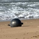 Las esferas metálicas aparecieron varadas en la arena de Forrest Beach, al noreste de Australia.