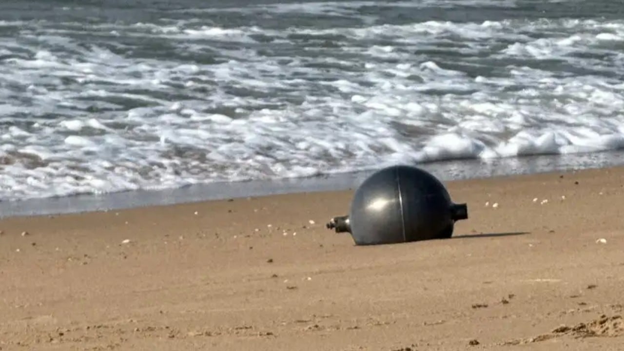 Las esferas metálicas aparecieron varadas en la arena de Forrest Beach, al noreste de Australia.