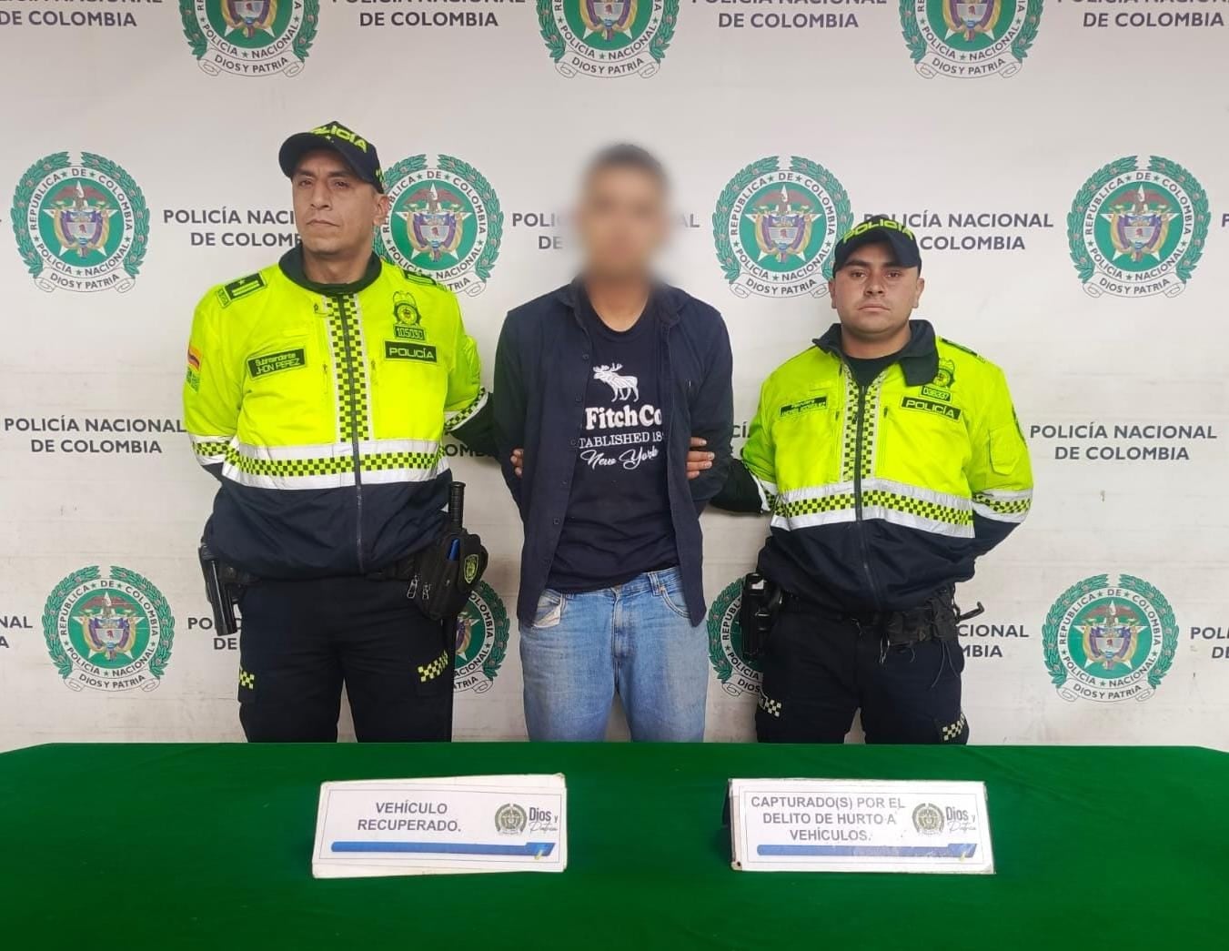 Capturan a sujeto con ocho antecedentes por hurto tras robar un vehículo mediante atraco en Bogotá.