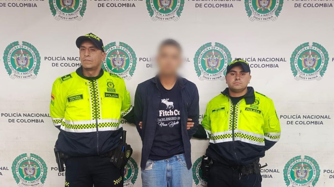 Capturan a sujeto con ocho antecedentes por hurto tras robar un vehículo mediante atraco en Bogotá.