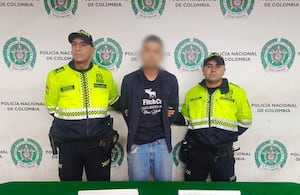 Capturan a sujeto con ocho antecedentes por hurto tras robar un vehículo mediante atraco en Bogotá.