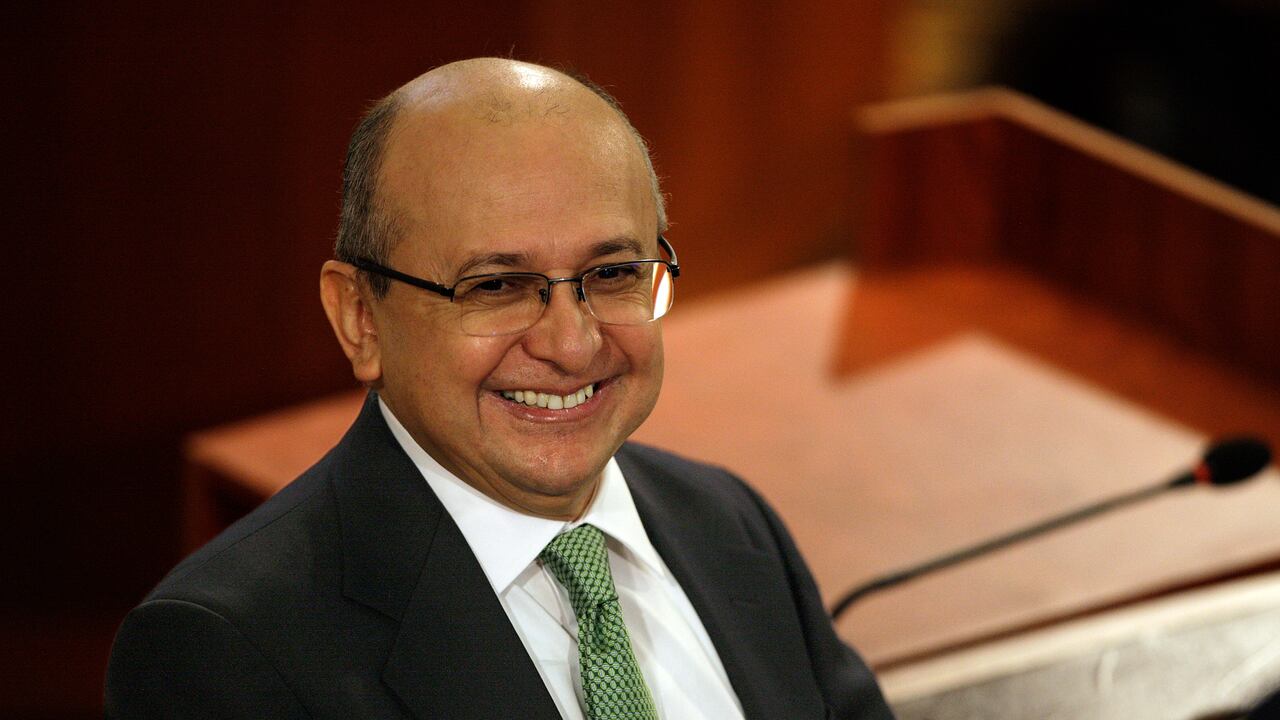 El exfiscal Eduardo Montealegre sonríe el miércoles 30 de marzo de 2016, en la Corte Constitucional, en Bogotá, durante su sustentación de la demanda que él mismo entabló contra la reforma al Equilibrio de Poderes. Foto: Carlos Julio Martínez / SEMANA