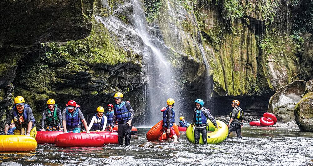 Si se voltea la dona, los guías lo ayudan a montarse.