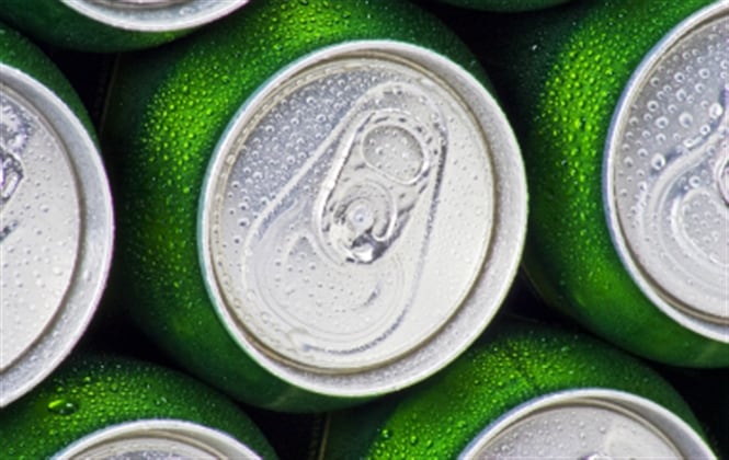 Las bebidas energizantes, al combinarse con alcohol, pueden alterar la percepción de embriaguez y aumentar los riesgos para la salud.