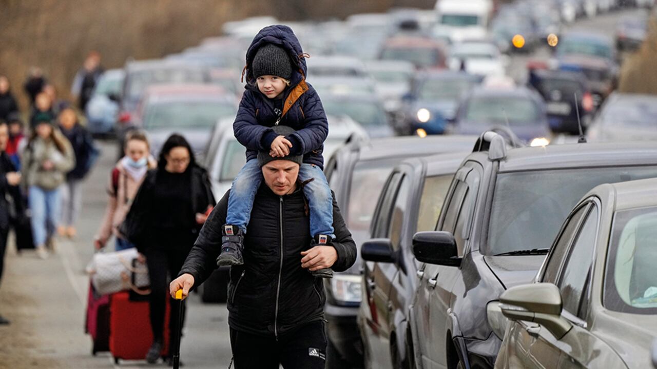  Centenares de personas han abandonado Ucrania huyendo de la guerra, pero el camino para muchos pinta más difícil de lo esperado.
