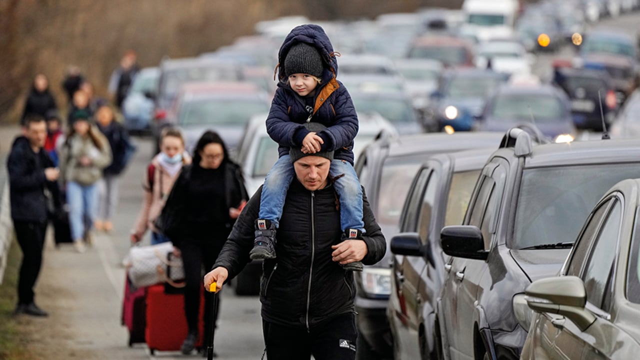 Centenares de personas han abandonado Ucrania huyendo de la guerra, pero el camino para muchos pinta más difícil de lo esperado, sobre todo por el clima.