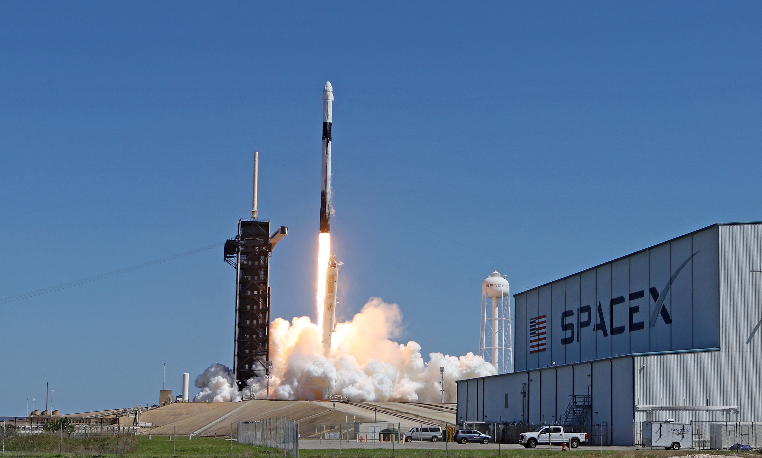 Esta vez es la compañía Axiom Space la que organizó el viaje, en colaboración con SpaceX y la NASA, retribuida por el uso de su estación. (Photo by RED HUBER / GETTY IMAGES NORTH AMERICA / Getty Images via AFP)