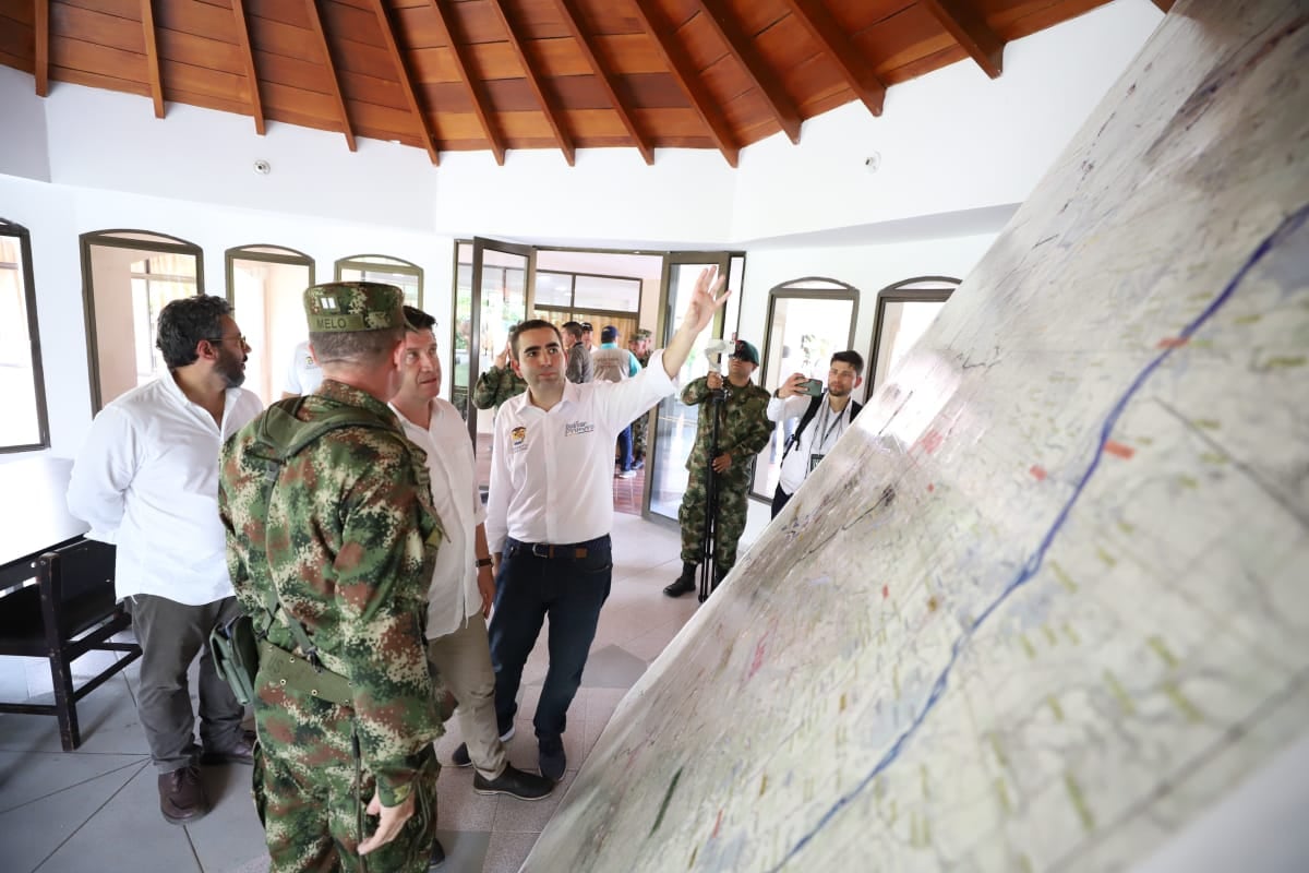 El ministro de defensa Diego Molano, y el gobernador de Bolívar Vicente Blel, recorriendo el Batallón Nariño del Ejército.
