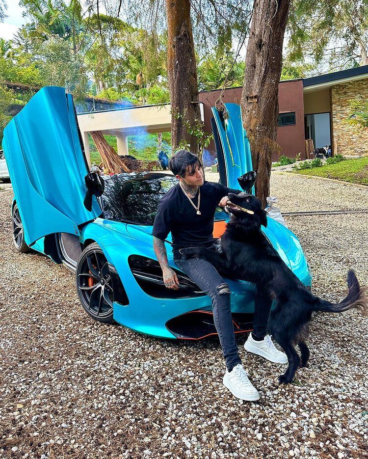 Los autos deportivos y mascotas sueles ser protagonistas en las fotos de Yéferson Cossio.