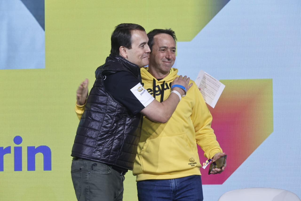 De izquierda a derecha: Stelleo Passos Tolda, cofundador y CEO de Mercado Libre; Marcos Galperin, presidente, CEO y fundador de la compañía.