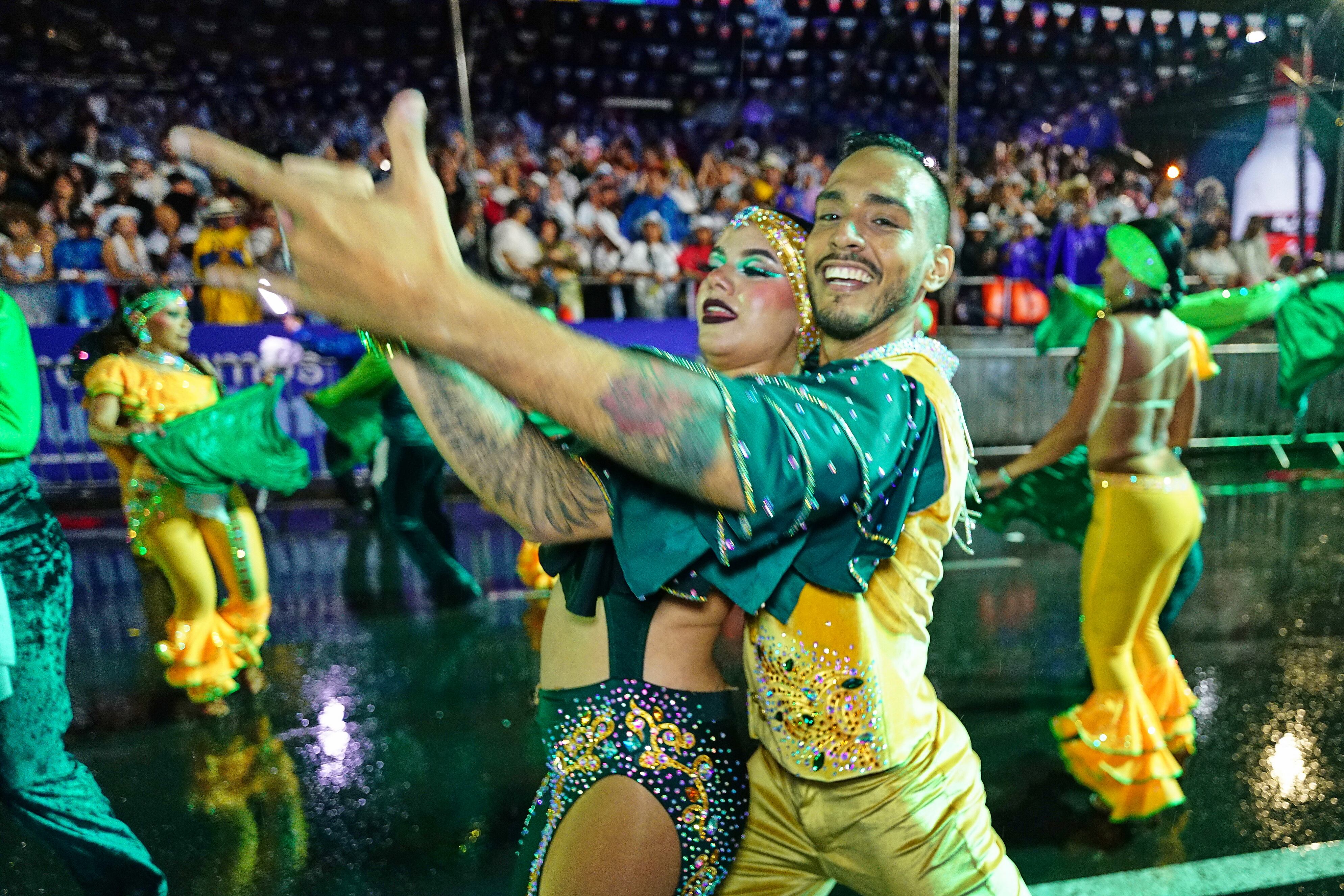 El Salsódromo, desfile inaugural de la Feria de Cali, en su versión número 68, no lo paró ni la lluvia, y con cerca de 32 mil personas dio inicio a la que es considerada la festividad más importante de los caleños. Este año con propios y turistas que, incluso bajo la lluvia, se agolparon en el sardinel y en las graderías dispuestas en la Autopista Suroriental para celebrar, bailar y reafirmar que Cali es la capital mundial de la salsa. Foto Jorge Orozco