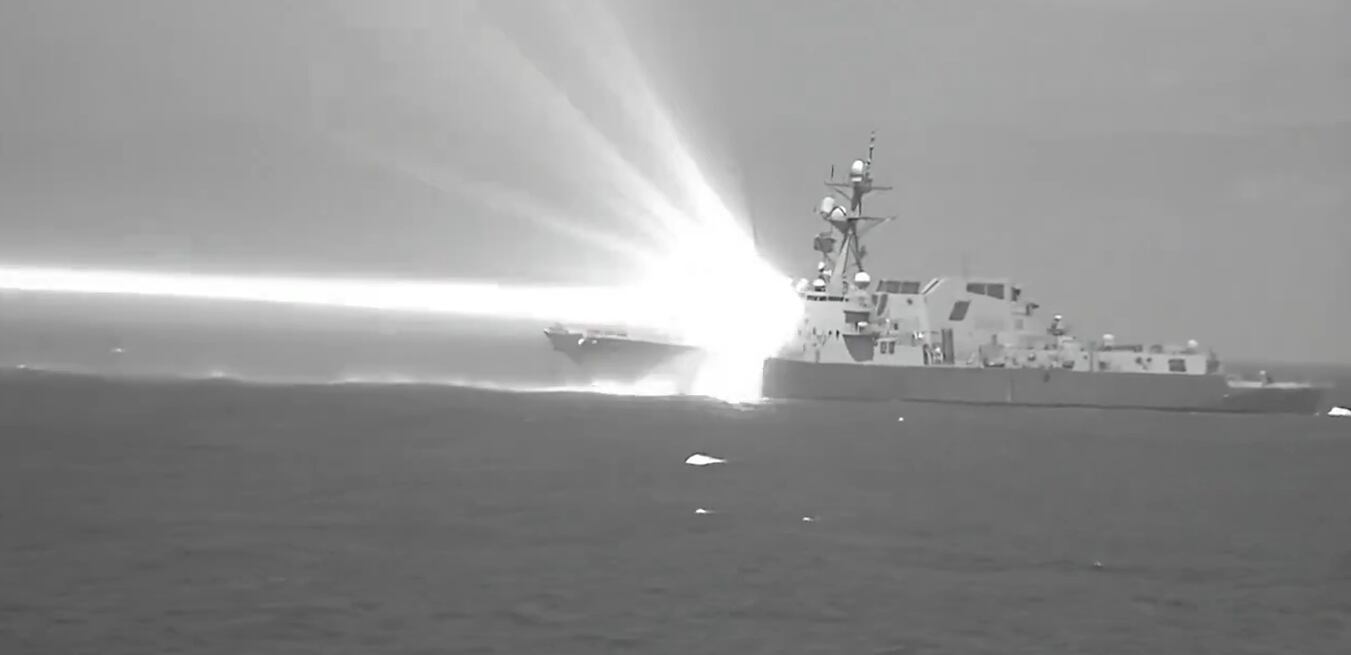 Durante el ejercicio, el potente haz del HELIOS neutralizó una amenaza aérea.