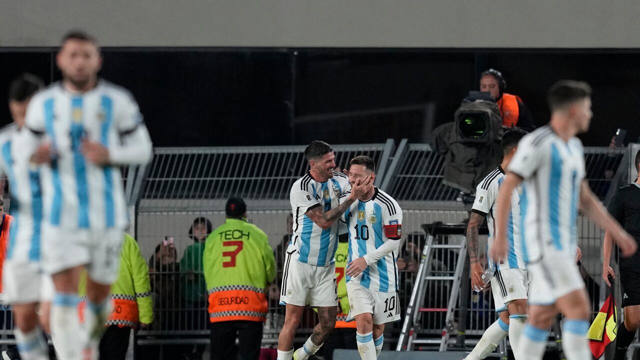 El argentino Lionel Messi (10) celebra con Rodrigo De Paul el primer gol de su equipo contra Ecuador durante un partido de clasificación para la Copa Mundial de la FIFA 2026, en el estadio Monumental de Buenos Aires, Argentina, el jueves 7 de septiembre de 2023. (AP Foto/ Natacha Pisarenko)