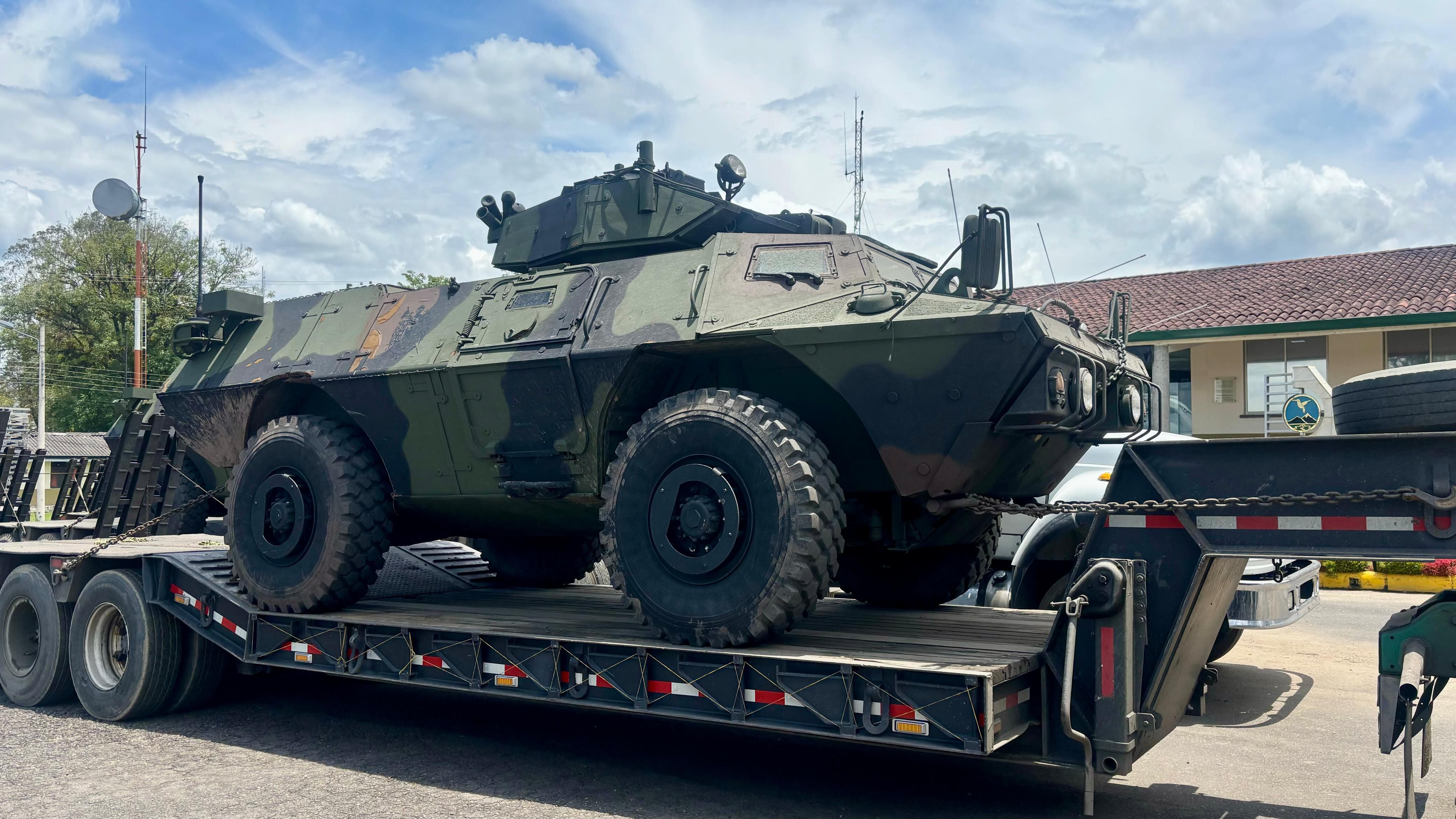 Carros blindados del Ejército Nacional.