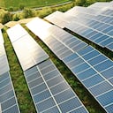 Campos de paneles solares en las verdes colinas