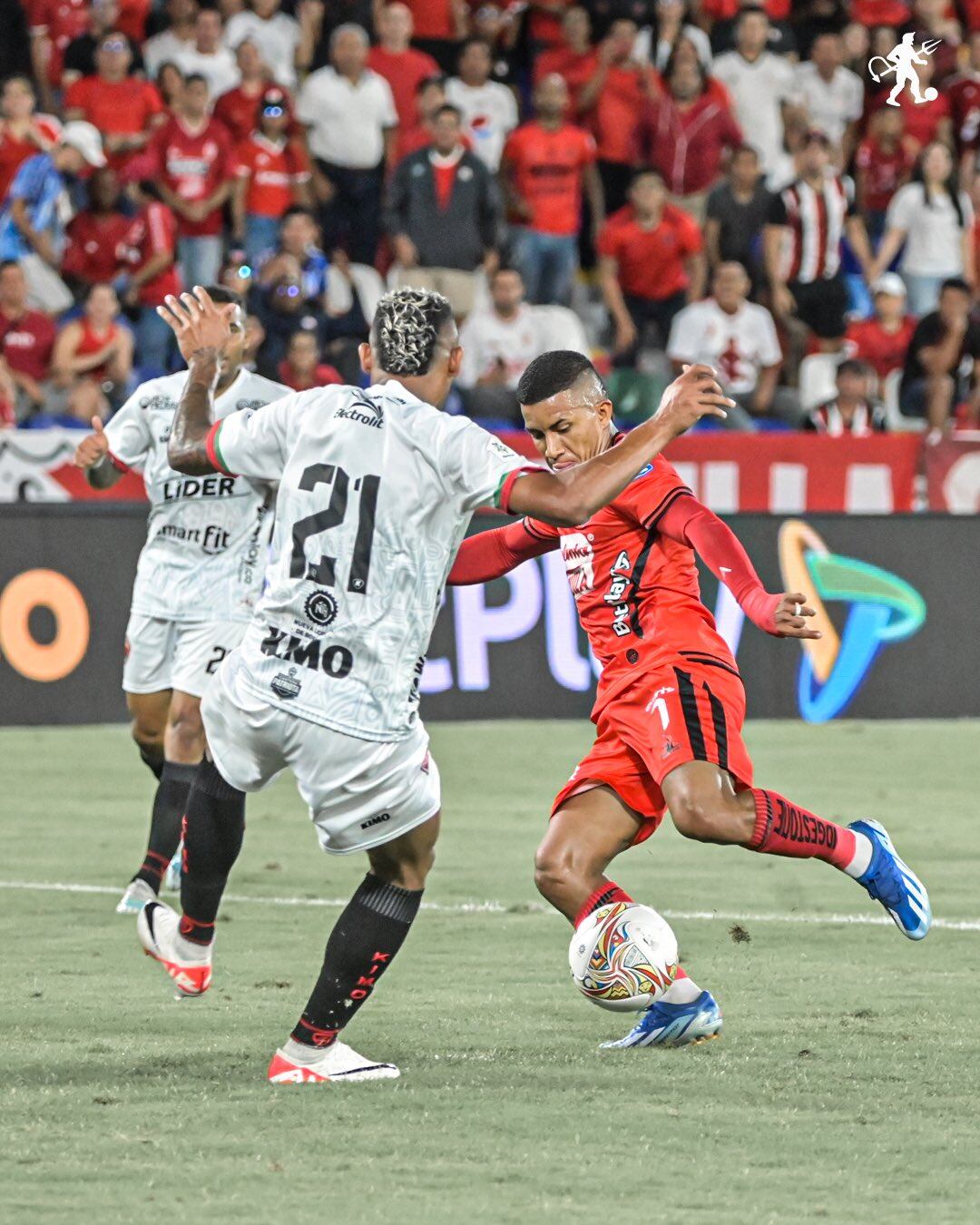 Cristian Barrios en una jugada ofensiva contra Patriotas