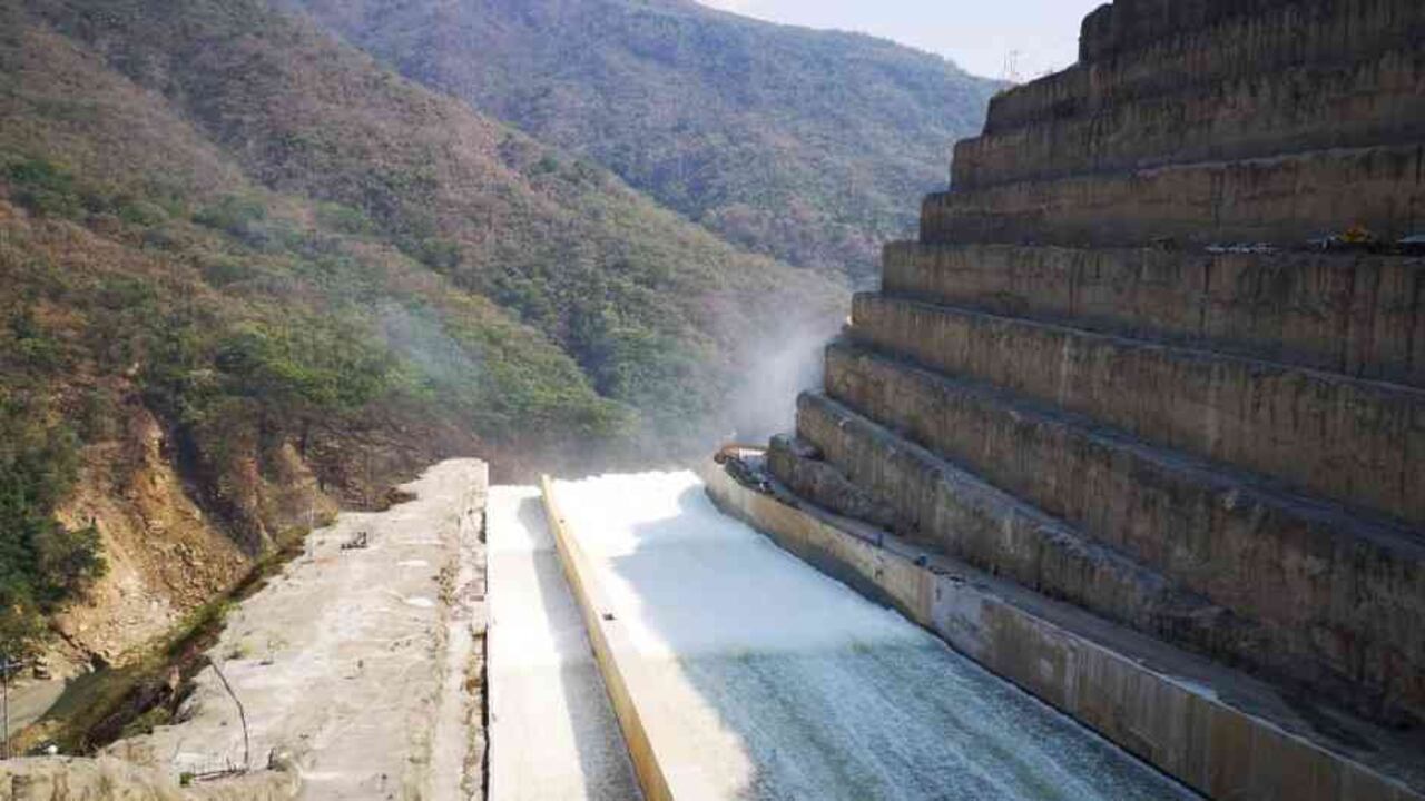 Aunque Hidroituango ya recuperó el caudal del río Cauca y está evacuando la casa de máquinas, su futuro todavía es incierto.
