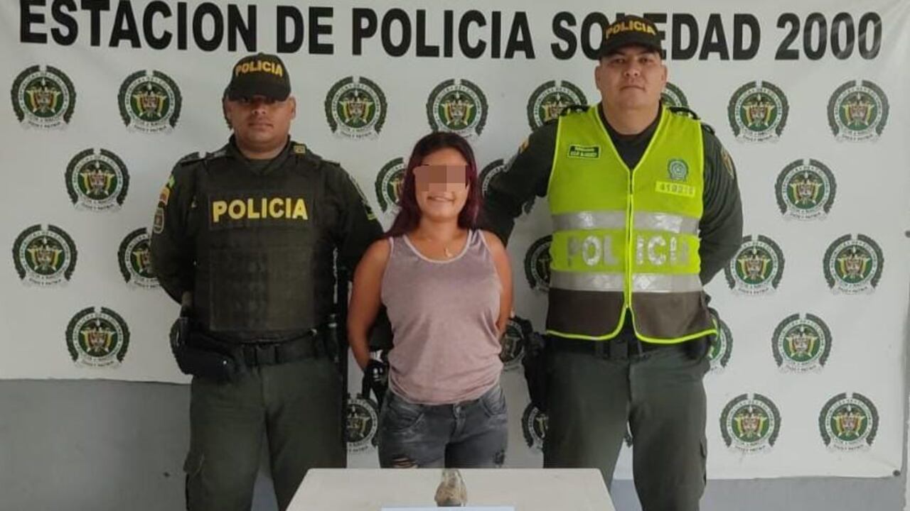 Esta es la imagen de la reseña de captura tomada por las autoridades donde la joven posa sonriente.