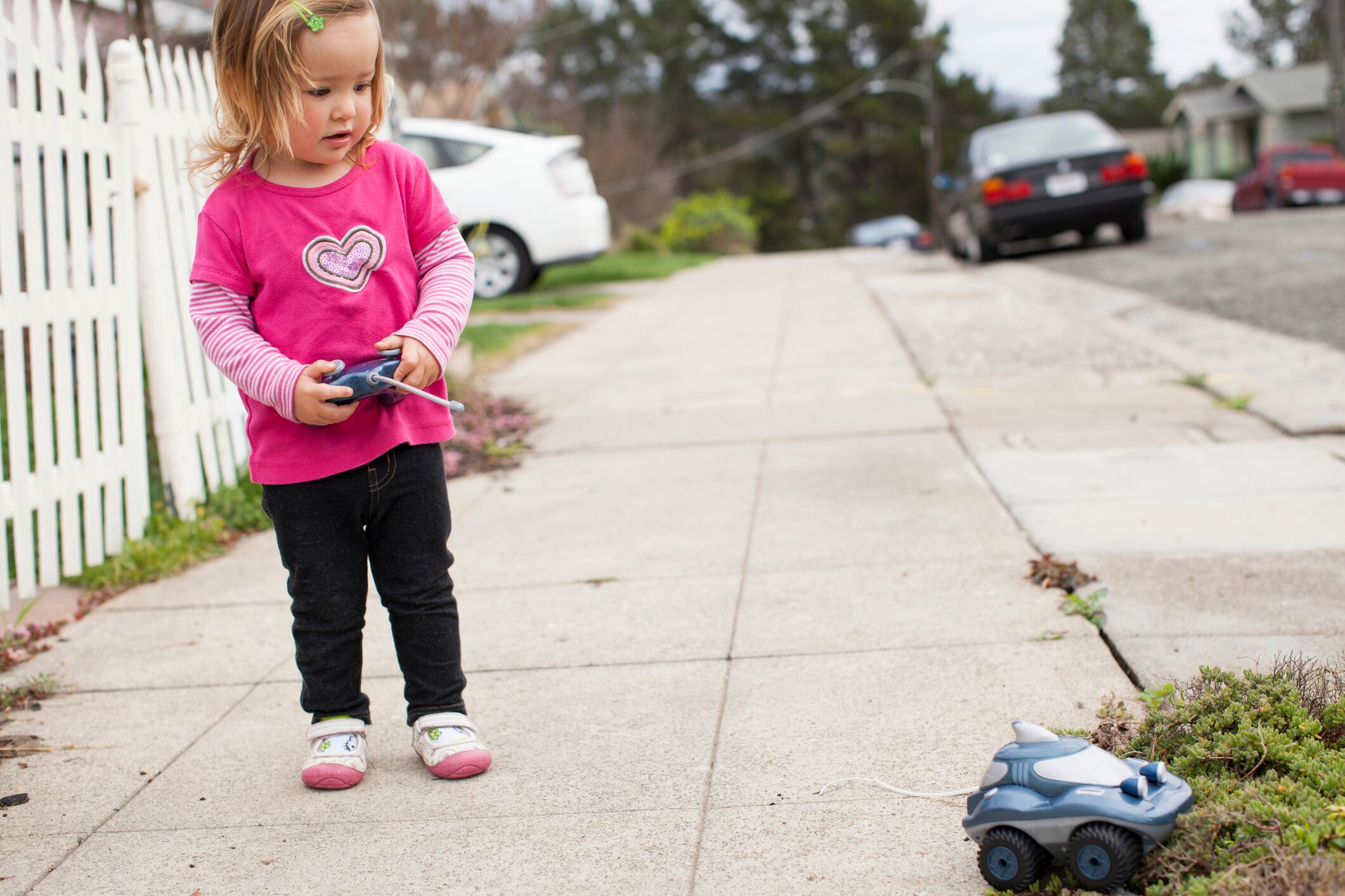 Niña usando un juguete a control remoto.