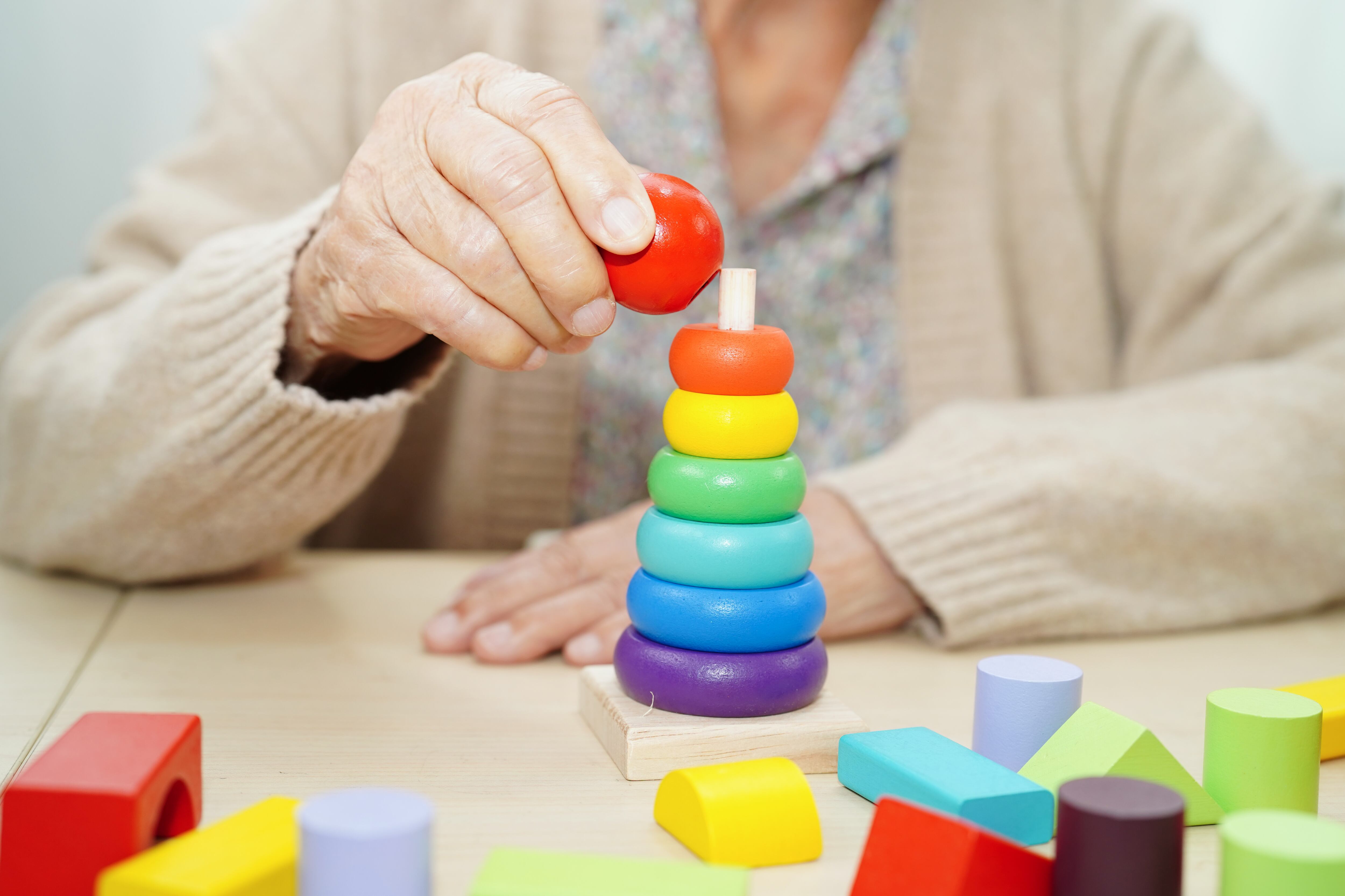 Adulto poniendo en prácticas actividades de habilidad mental