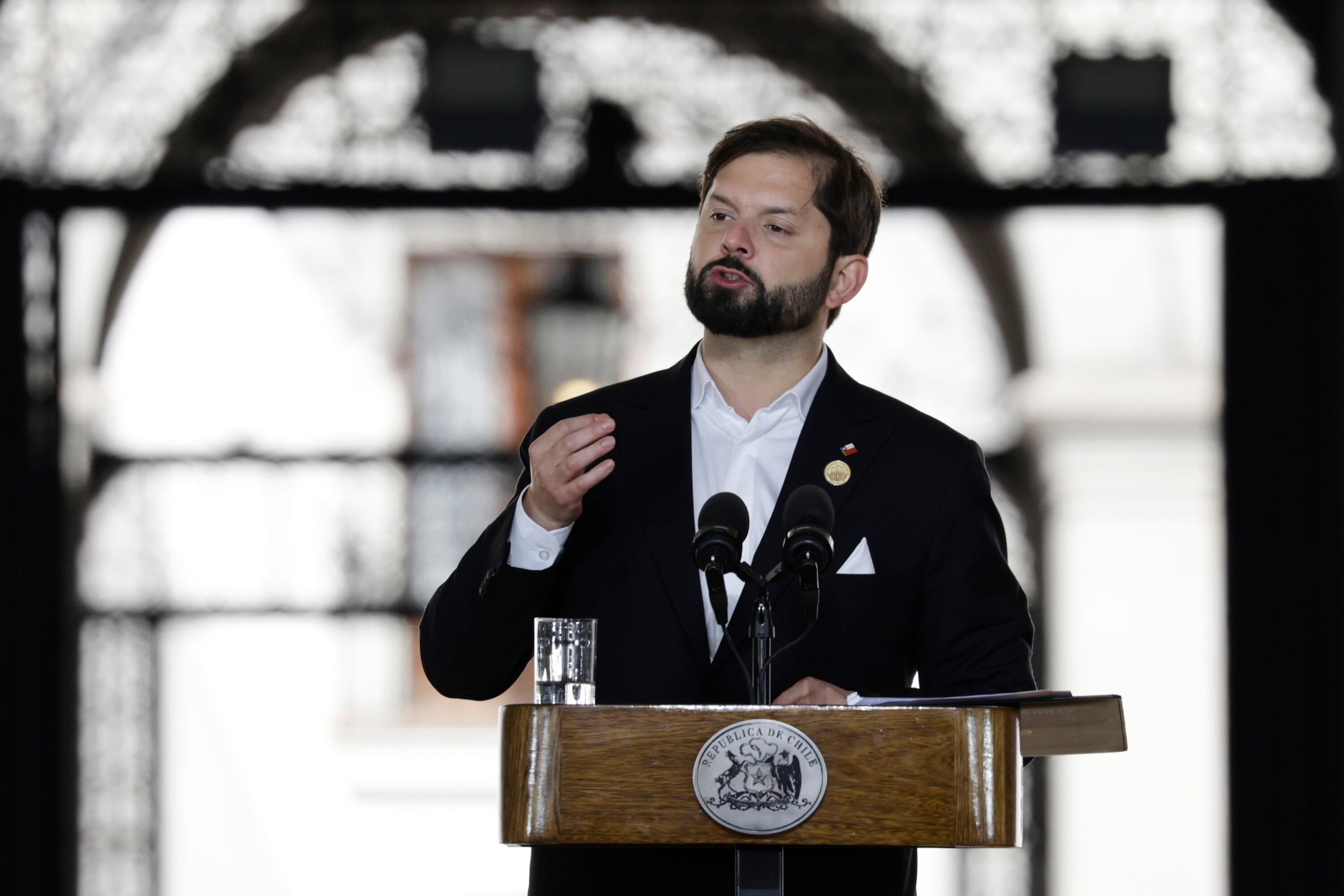 El presidente de Chile, Gabriel Boric, habla durante un evento oficial con dignatarios internacionales para conmemorar el 50 aniversario del golpe militar de 1973 el 11 de septiembre de 2023 en Santiago, Chile.