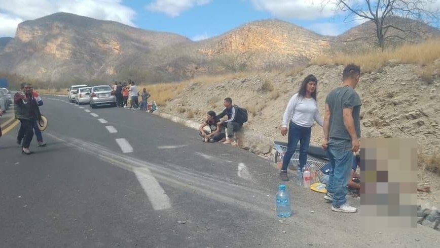 15 muertos y decenas de heridos; reporte del accidente de un autobus lleno de migrantes.