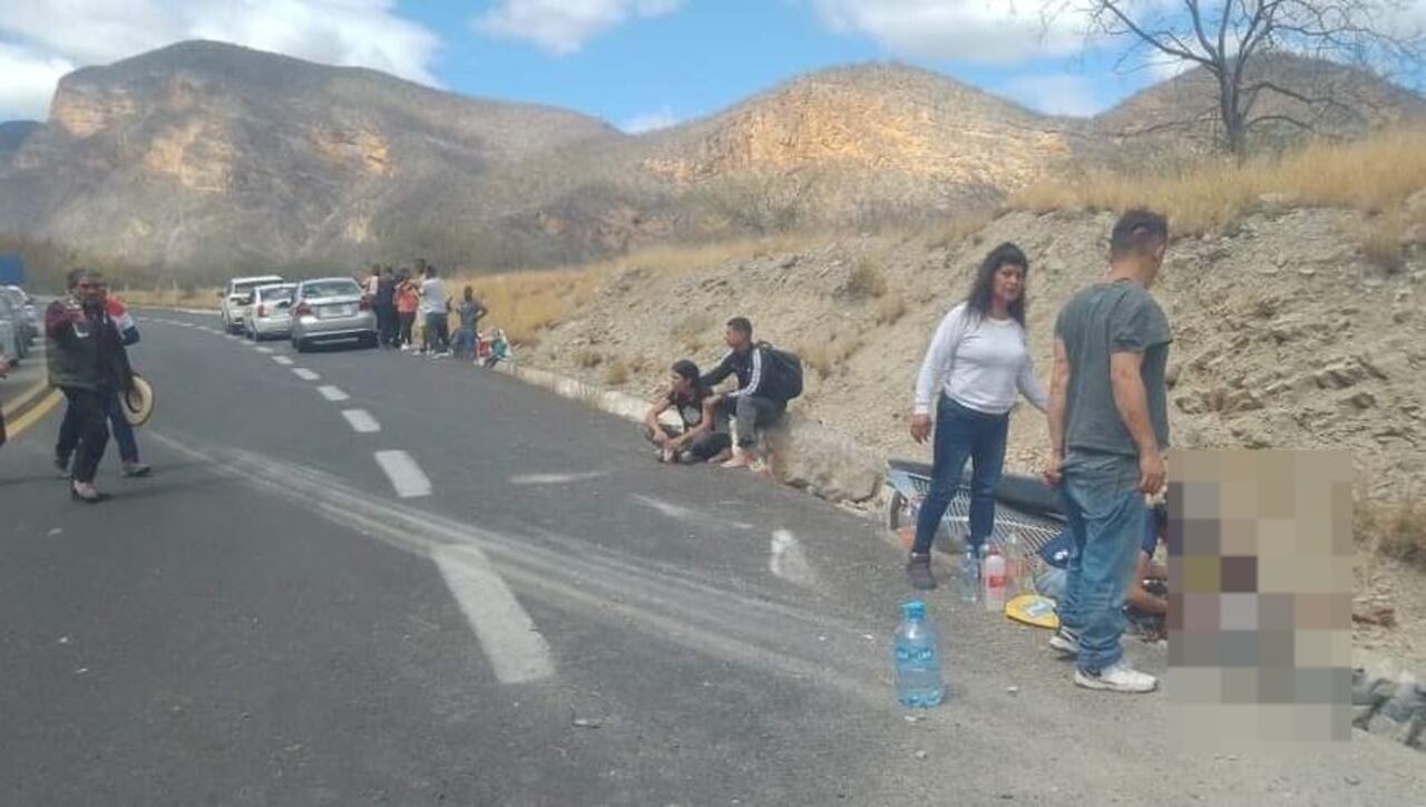 15 muertos y decenas de heridos; reporte del accidente de un autobus lleno de migrantes.